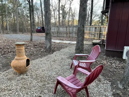 Romantic studio cottage, ride 2 Wolf Pen Gap, king, paved rd, fire pit, private.