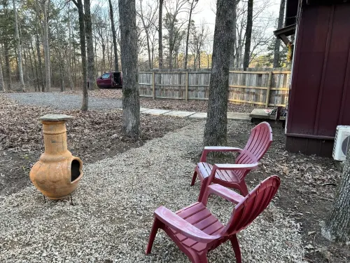 Romantic studio cottage, ride 2 Wolf Pen Gap, king, paved rd, fire pit, private.