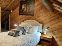 Beaver Lake Log Cabin, Lakefront on 6 Private Acres, 6 Person Hot Tub & Firepit