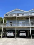 Lovely 3 bed/2.5 bath ~ 4 minute walk to the beach