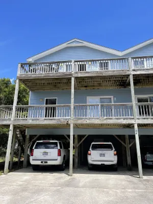 Lovely 3 bed/2.5 bath ~ 4 minute walk to the beach Bluewater Vacation Rentals Emerald Isle, NC 주변 호텔