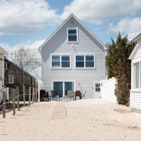 PRIVATE BEACH: ROYAL OCEANVIEW CASTLE @ CLINTON W/ 4 QUEENS 2 FULL