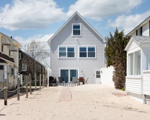 PRIVATE BEACH: ROYAL OCEANVIEW CASTLE @ CLINTON W/ 4 QUEENS 2 FULL Hotels in Clinton