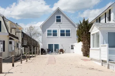 PRIVATE BEACH: ROYAL OCEANVIEW CASTLE @ CLINTON W/ 4 QUEENS 2 FULL
