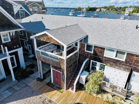 The Saltbox - Watch Hill's Award-Winning Waterfront Retreat. Отели в г. Уэстерли