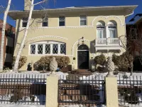 Romantic Retreat with a Private Balcony! 3 Stories, 3 Bed 2 Bath, +FREE PARKING!