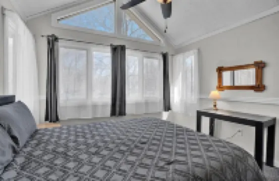 Renovated Escape in Mountain Resort. Lake, Pool, Kayak, Family and Pet Friendly!