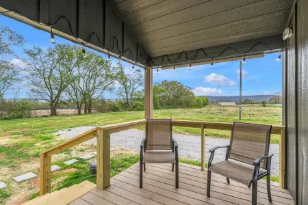 Tiny Home w/ RV Hookups Отели рядом с достопримечательностью «Walls of Jericho»