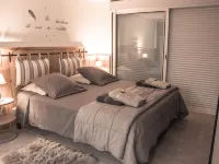 Cocooning cottage with Balnéo 2 places, private pool and wooden terrace Hotels in Flayosc