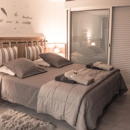 Cocooning cottage with Balnéo 2 places, private pool and wooden terrace Отели в г. Флейоск