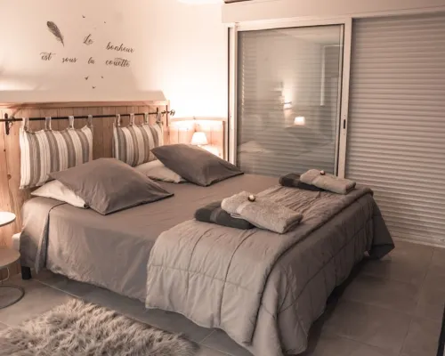 Cocooning cottage with Balnéo 2 places, private pool and wooden terrace Hoteles en Flayosc