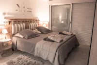 Cocooning cottage with Balnéo 2 places, private pool and wooden terrace Hotels in Flayosc