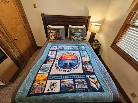 Lake Themed Cabin - Direct Water Access - Free Kayaks