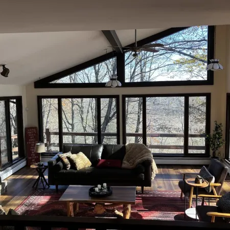 Creek side retreat and breathtaking views! Moments from hunting and fishing!