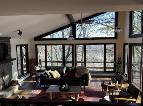 Creek side retreat and breathtaking views! Moments from hunting and fishing!