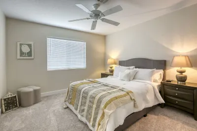 Modern, Fully Renovated 4 Bedroom House Hotels in Summerlin-Northwest Las Vegas
