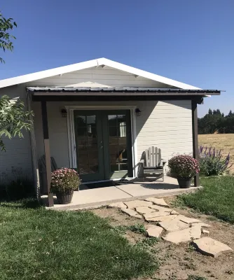Wine Country Cottage<br>Large comfortable studio Hotels near Second Baptist Church