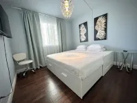 Travelers Dream! Large Home, Huge Yard, Style & Comfort