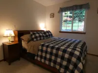 Lovely Lake Crabapple Lakefront Home Hotels in Lake Goodwin