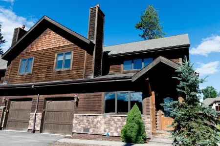 Summer Escape or Winter Wonderland. Private Hottub, 1 mi from downtown Whitefish