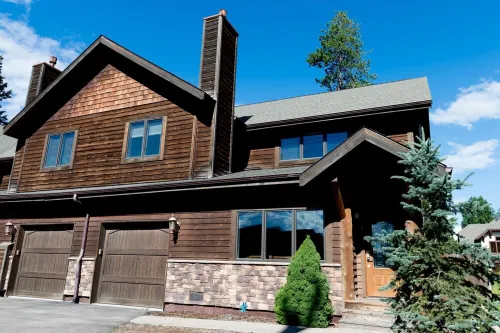 Summer Escape or Winter Wonderland. Private Hottub, 1 mi from downtown Whitefish