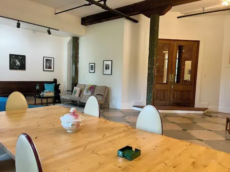 Spacious, artist-designed apartment in 1890s chocolate factory. DOG FRIENDLY!