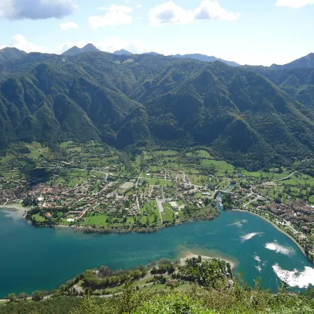 for 3-4 people, only 200m to the lake / beach, with garden, grill