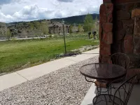 2 Rm Resort Studio Suite for 4-6 with Full Kitchen and Free Wifi and Parking