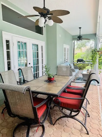 Caloosa Palms-Villa with Pool Spa Game Room. Centrally Located to Naples Beaches Отели рядом с достопримечательностью «Галф Кост Таун Сентер»