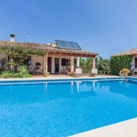 Family friendly 3 bedroom 4 bathroom villa in Pollensa