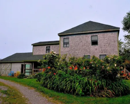 Captain Jacob Lincoln 1790 Farmhouse with attached Barn Hotels in Eastport