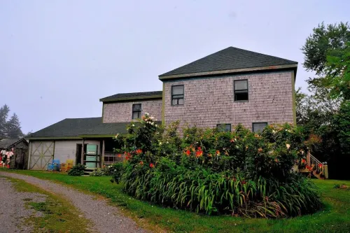 Captain Jacob Lincoln 1790 Farmhouse with attached Barn