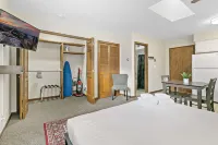 Chic Studio in Downtown Highland Park near Metra
