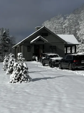 The Mission House- Located in the Finger Lakes. Hike & Bird Watch. EV Charger.