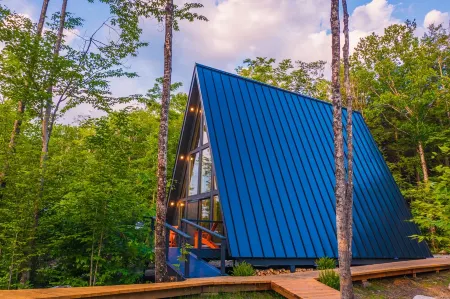 Off-Grid w/ Wood Fired Hot Tub - Modern and Cozy - 4 Kayaks Included - 90 Acres