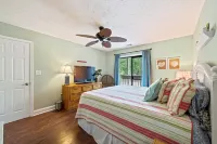 Fully Renovated Condo - One Block To Beach