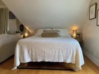 Chic Retreat, 2 Queen Beds, FREE PARKING, Walk to Train