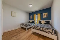 Modern luxury home - on 1/2 acre near Kalahari