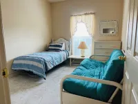 Southern Comfort - fenced-in backyard near downtown Ocean Springs & beaches!