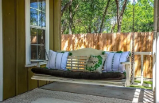 Charming 4-bedroom cottage, 4 BLOCKS OFF MAIN STREET!!