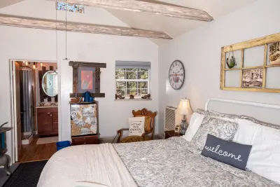 CHUCKELLI FARM's COZY COTTAGE Hooverville Orchards附近的飯店