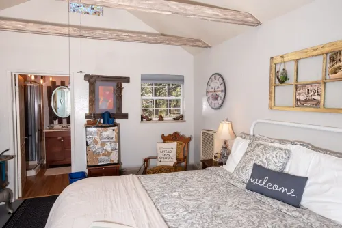 CHUCKELLI FARM's COZY COTTAGE