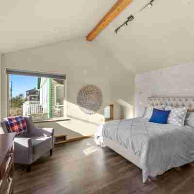 Beautiful Family Home, Less than one Block to the Beach Rooms