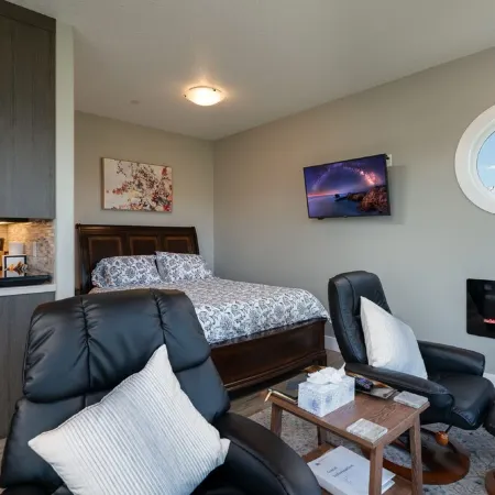 Perched on the Edge! Stunning Bluff with Wide River Views  @ Kalama Oaks Lodge