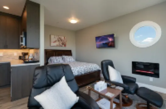 Perched on the Edge! Stunning Bluff with Wide River Views  @ Kalama Oaks Lodge