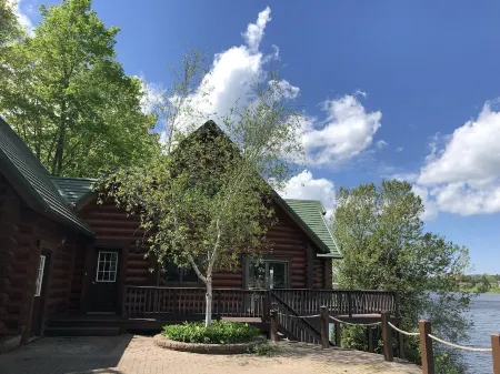 Keweenaw's Houghton Haven waterfront home. Secluded & private, yet close to town Отели в г. Ханкок