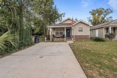 Anchor Bungalow 3-bedroom house with AC, WiFi in peaceful Pensacola Hotels near Blue Wahoos Stadium featuring Admiral Fetterman Field - Home of the Pensacola Blue Wahoos