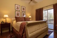Luxury Condo w/ Mountain View, Full Kitchen, W&D, Garage and No Steps to get in!