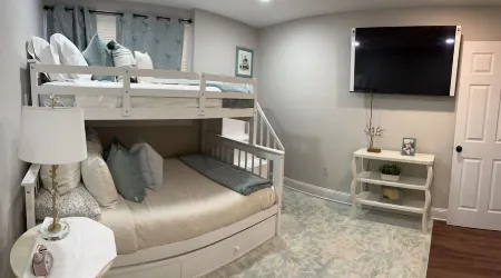 Welcome to "The Happy Haven Located in the heart of the city. Отели рядом с достопримечательностью «Иден Сентер»