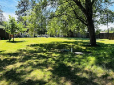 Lake front cabin on the Eagle River chain. Pet friendly. Pontoon for rent.